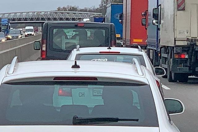 Stau auf der A 5 zwischen den Anschlussstellen Achern und Appenweier nach Unfall bei Renchen