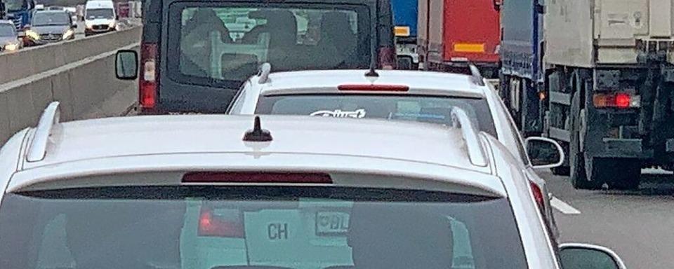 Stau auf der A 5 zwischen den Anschlussstellen Achern und Appenweier nach Unfall bei Renchen