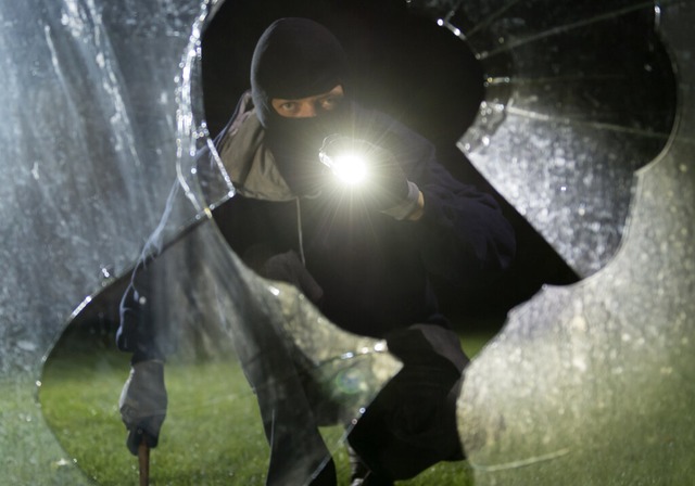 Eine Fensterscheibe ging bei zwei Eibr...esgut gab es wohl keines (Symbolbild). | Foto: Daniel Maurer (dpa) Eine Fensterscheibe ging bei zwei Eibr...esgut gab es wohl keines (Symbolbild). | Foto: Daniel Maurer (dpa)