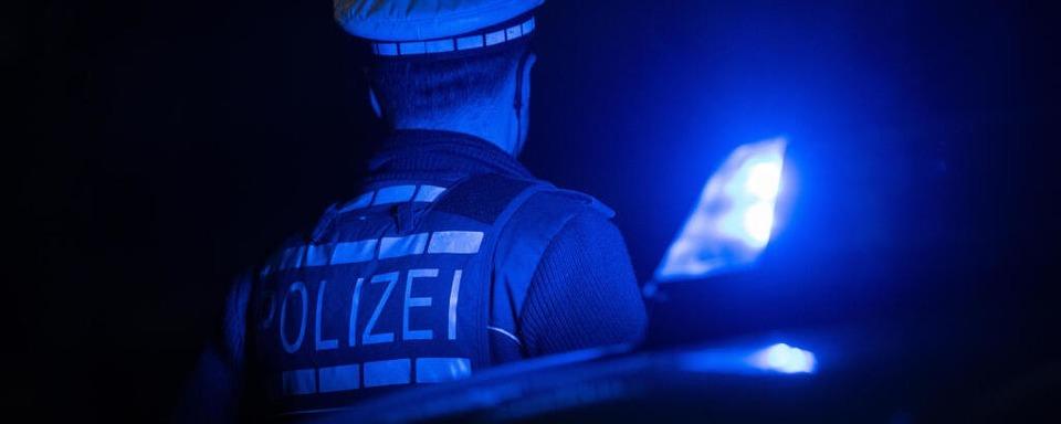 Autofahrer fhrt in Lffingen alkoholisiert gegen  Baum und berschlgt sich dann mit seinem Wagen
