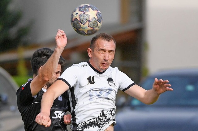 Obacht beim Kopfballduell: Simon Drfl...din Sisic (Spvgg. Bamlach-Rheinweiler)  | Foto: Gerd Grndl