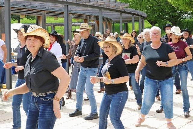 In Grafenhausen tanzt ein Line Dance Flashmob aus der Reihe