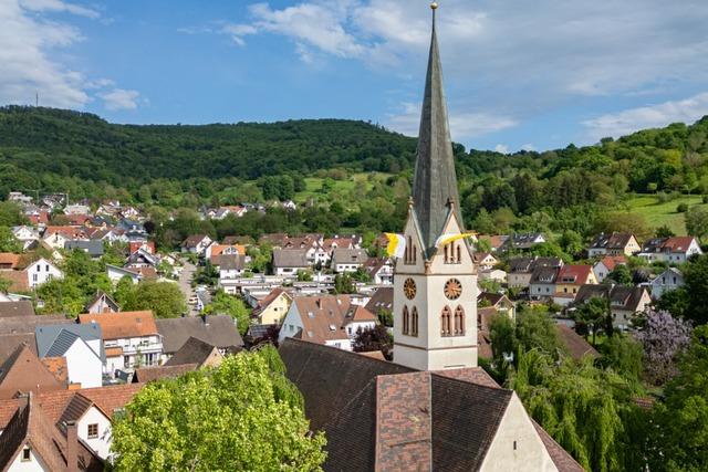 Warum waghalsige Wehrleute dreimal im Jahr den Ebringer Kirchturm besteigen, um Fahnen zu hissen
