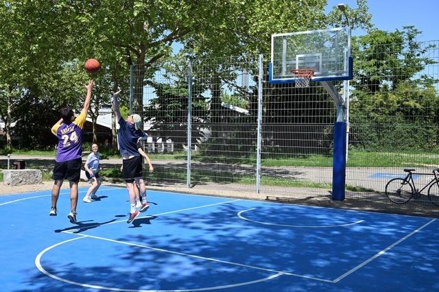 Freiburger Eschholzpark jetzt mit aufgehbschtem Basketballplatz sowie Strom- und Wasseranschluss