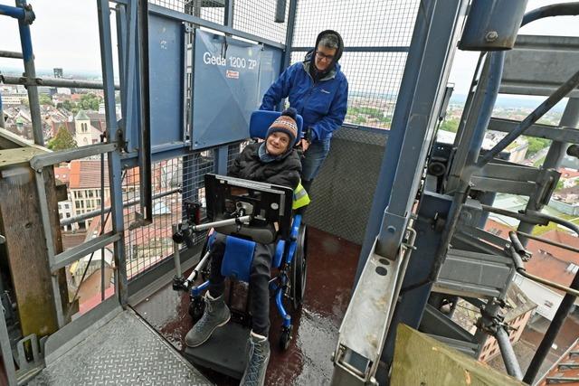Mit dem Rollstuhl auf den Freiburger Mnsterturm – Mulmiger Bau aber voller Erfolg