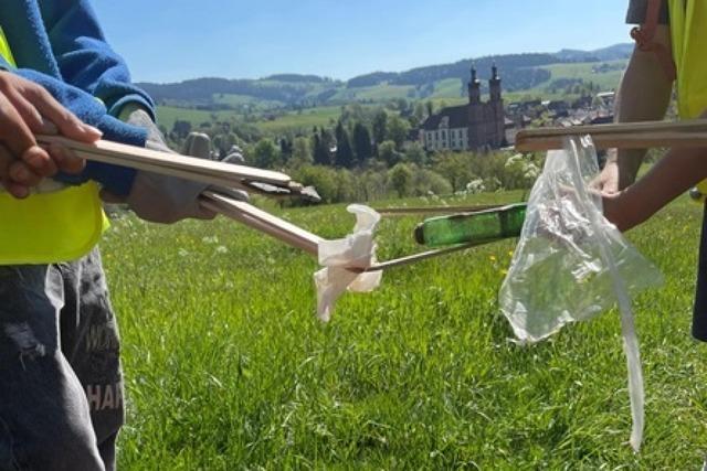 Schler und Wanderfhrer sammeln bei einer Putzaktion in St. Peter Mll und Unrat in der Natur