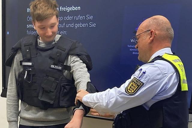 Polizei besucht Achtklsser im Unterricht