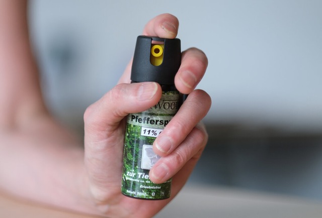 Pfefferspray darf man bei sich haben - aber ist es auch ratsam? | Foto: Bernd Weißbrod (dpa) Pfefferspray darf man bei sich haben - aber ist es auch ratsam? | Foto: Bernd Weißbrod (dpa)