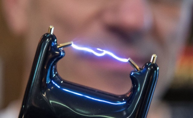 Elektroimpulsgeräte müssen ein besonde...nn sie legal mitgeführt werden sollen. | Foto: Boris Roessler (dpa) Elektroimpulsgeräte müssen ein besonde...nn sie legal mitgeführt werden sollen. | Foto: Boris Roessler (dpa)