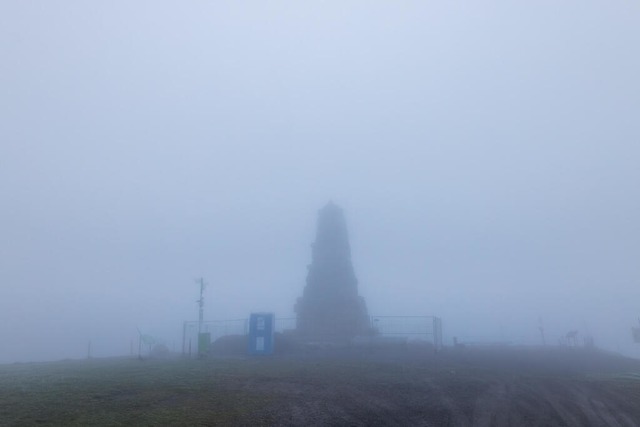 Das Bismarckdenkmal auf dem Feldberg steht im dichten Nebel. | Foto: Philipp von Ditfurth (dpa) Das Bismarckdenkmal auf dem Feldberg steht im dichten Nebel. | Foto: Philipp von Ditfurth (dpa)