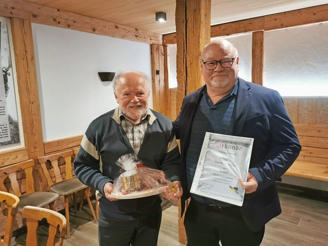 Mit der Verdienstmedaille wurde Ernst ...rsident Finanzen Jrgen Braun geehrt.  | Foto: Berthold Weier
