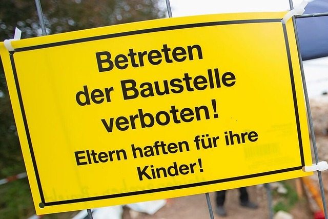 Auf einer Baustelle in der Kreuzwegstr...m Montag der tdliche Unfall passiert.  | Foto: Tom Weller