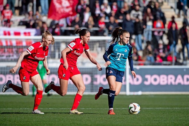 Knftig mssen die Spielerinnen des SC... Alena Bienz (rechts) hinterherrennen.  | Foto: IMAGO/Eibner-Pressefoto/Memmler