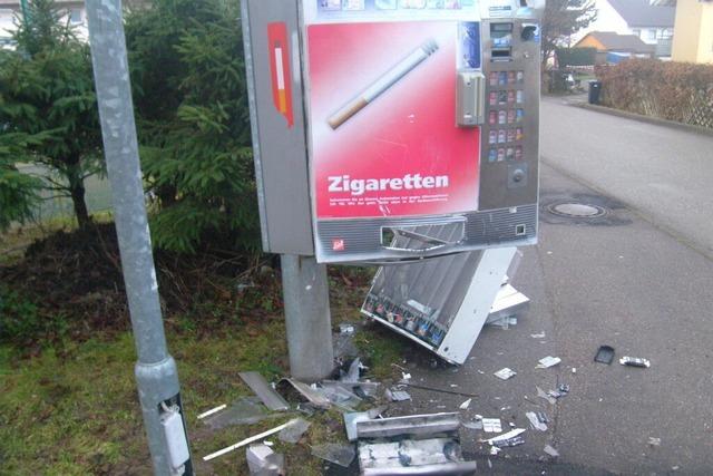 Unbekannte haben in der Nacht zum Freitag in Bottingen einen Zigarettenautomaten gesprengt