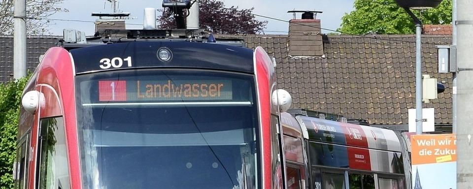 Unfall zwischen Straenbahn und Auto in der Sundgauallee in Freiburg