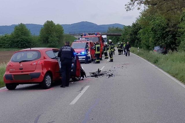 Vollsperrung der Landesstrae 113 bei Forchheim nach Kollision von zwei Autos
