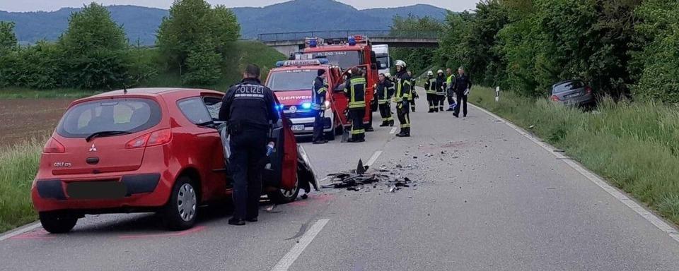 Vollsperrung der Landesstrae 113 bei Forchheim nach Kollision von zwei Autos