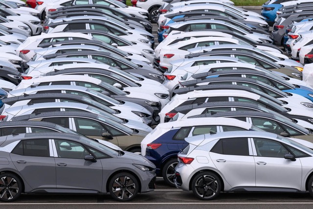 Neuwagen stehen zur Auslieferung auf e...rische Fahrzeuge der VW Konzernmarken. | Foto: Hendrik Schmidt (dpa) Neuwagen stehen zur Auslieferung auf e...rische Fahrzeuge der VW Konzernmarken. | Foto: Hendrik Schmidt (dpa)