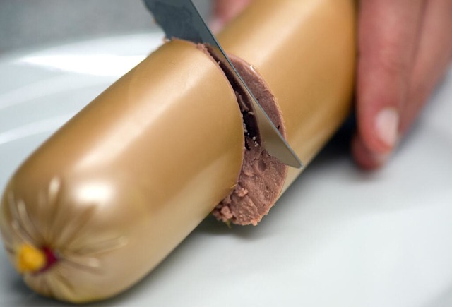 Die Wursthülle dieser Leberwurst - zählt sie zur Füllmenge? | Foto: Federico Gambarini (dpa) Die Wursthülle dieser Leberwurst - zählt sie zur Füllmenge? | Foto: Federico Gambarini (dpa)