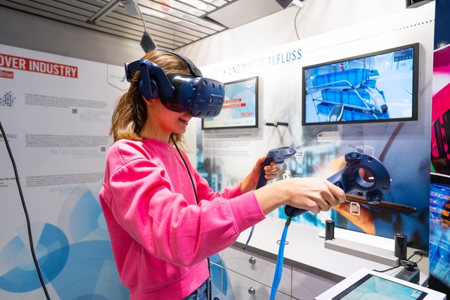 Technik ausprobieren: Eine Schülerin mit VR-Brille im Truck Discovery Industry | Foto: Baden-Württemberg Stiftung gGmbH Technik ausprobieren: Eine Schülerin mit VR-Brille im Truck Discovery Industry | Foto: Baden-Württemberg Stiftung gGmbH
