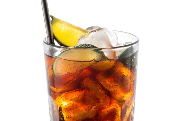 Eiswürfel zählen nicht zur Getränkemenge. | Foto: Shotshop IMAGO Images Eiswürfel zählen nicht zur Getränkemenge. | Foto: Shotshop IMAGO Images