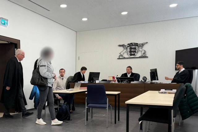Die Angeklagte (2. v. l.) betritt nebe...aden von 87.600 Euro verursacht haben. | Foto: Björn Strasser (dpa) Die Angeklagte (2. v. l.) betritt nebe...aden von 87.600 Euro verursacht haben. | Foto: Björn Strasser (dpa)