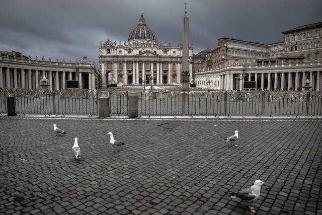 Noch ist der Petersplatz leer. Wenn es...neuen Papst gibt, wird es anders sein.  | Foto: Oliver Weiken/dpa