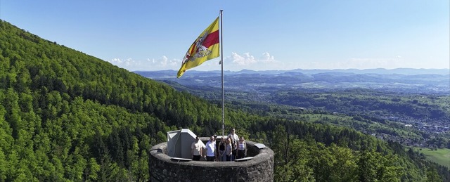 Weithin sichtbar weht die badische Flagge wieder über der Burg Bärenfels. | Foto: Axel Richter Weithin sichtbar weht die badische Flagge wieder über der Burg Bärenfels. | Foto: Axel Richter