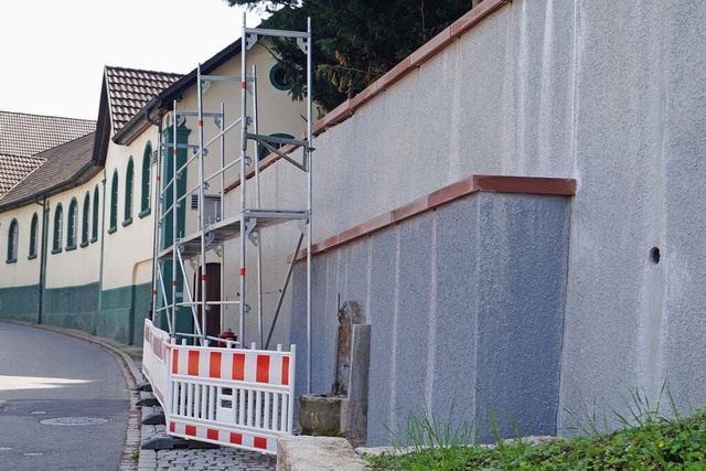 Der Brunnen ist ein Stck weit in der neuen Sttzmauer verschwunden.  | Foto: Silke Hartenstein