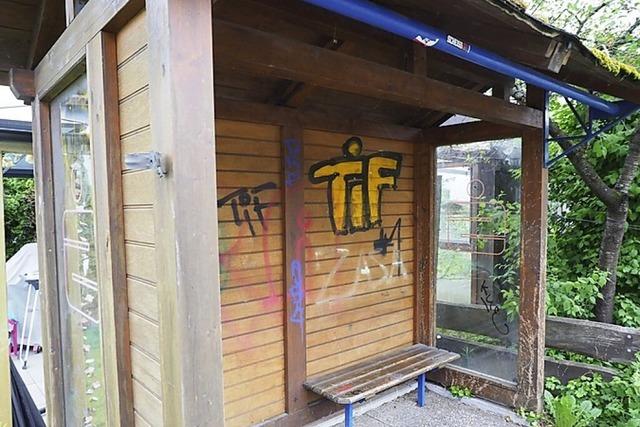 Buswartehuschen werden aufgehbscht