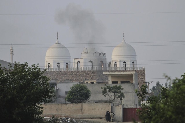 Anwohner stehen vor einer Moschee, die...hädigt wurde, am Rande von Bahawalpur. | Foto: Asim Tanveer (dpa) Anwohner stehen vor einer Moschee, die...hädigt wurde, am Rande von Bahawalpur. | Foto: Asim Tanveer (dpa)