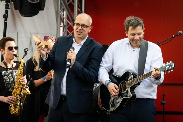 Lars Klingbeil (rechts) spielt Gitarre. | Foto: Sina Schuldt (dpa) Lars Klingbeil (rechts) spielt Gitarre. | Foto: Sina Schuldt (dpa)