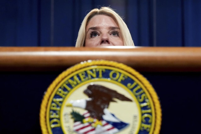 US-Justizministerin Pam Bondi spricht ...r Pressekonferenz im Justizministerium | Foto: Julia Demaree Nikhinson (dpa) US-Justizministerin Pam Bondi spricht ...r Pressekonferenz im Justizministerium | Foto: Julia Demaree Nikhinson (dpa)