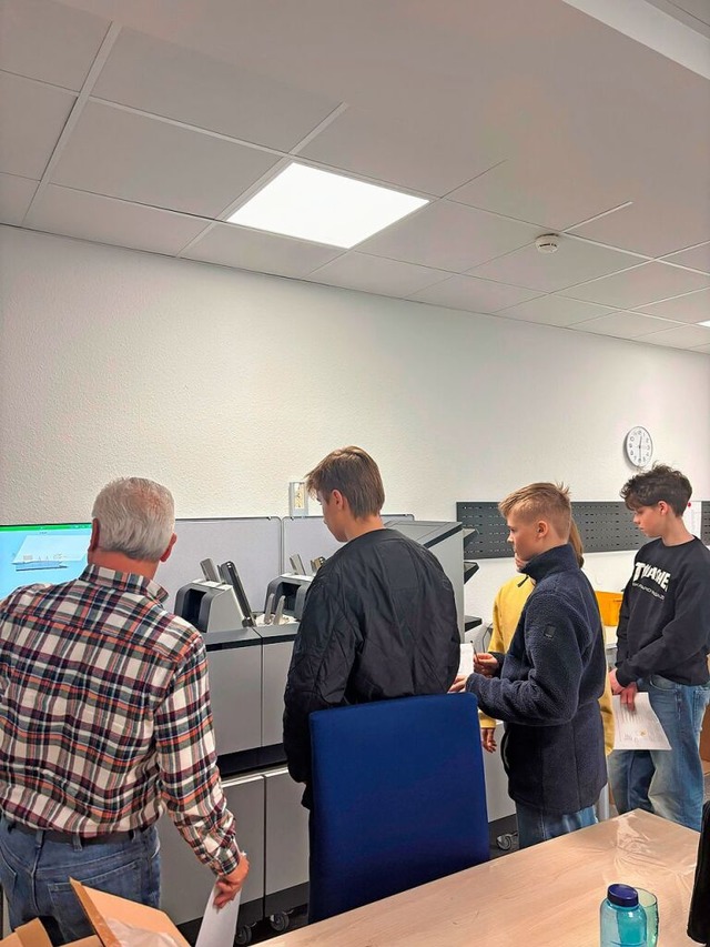 In der Poststelle durften die Teilnehmer Briefe kuvertieren.  | Foto: BZ