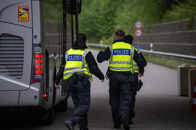 Die Kontrollen an den deutschen Außeng...en wie angekündigt ausgeweitet werden. | Foto: Harald Tittel (dpa) Die Kontrollen an den deutschen Außeng...en wie angekündigt ausgeweitet werden. | Foto: Harald Tittel (dpa)