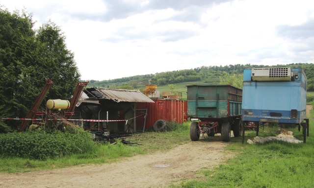 In Btzingen und Merdingen haben am  D...en abgebrannten Schuppen in Btzingen.  | Foto: Horst David