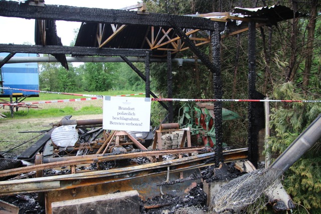 In Btzingen und Merdingen haben am  D...en abgebrannten Schuppen in Btzingen.  | Foto: Horst David