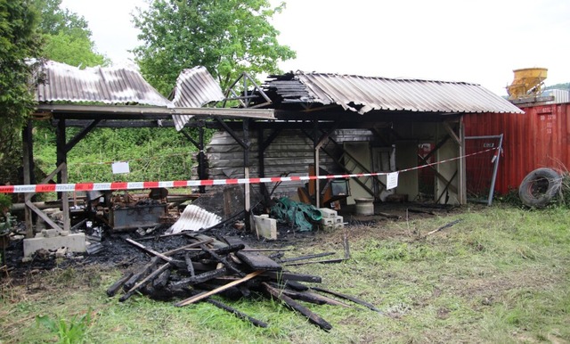 In Btzingen und Merdingen haben am  D...en abgebrannten Schuppen in Btzingen.  | Foto: Horst David