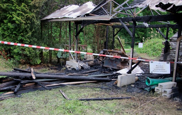 In Btzingen und Merdingen haben am  D...en abgebrannten Schuppen in Btzingen.  | Foto: Horst David