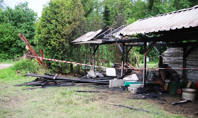 In Btzingen und Merdingen haben am  D...en abgebrannten Schuppen in Btzingen.  | Foto: Horst David