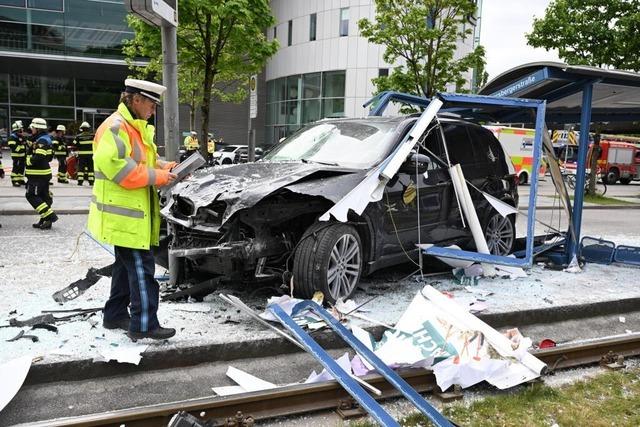 Auto fhrt in Mnchener Tramhaltestelle - sieben Verletzte