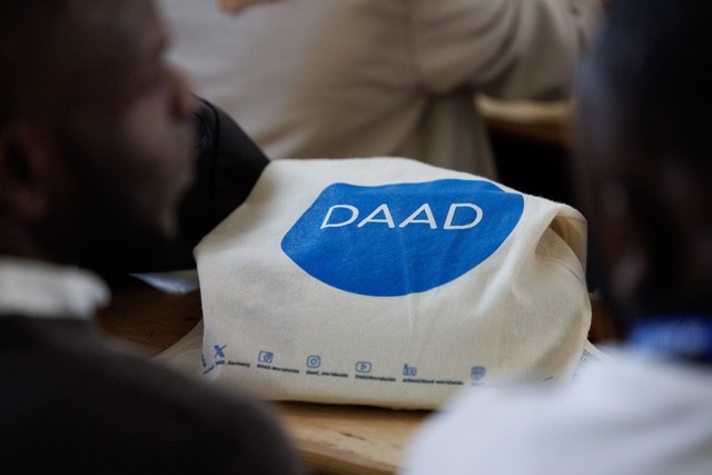 Der DAAD rechnet damit, dass das Inter...ndort Deutschland steigt (Symbolbild).  | Foto: Friso Gentsch/dpa