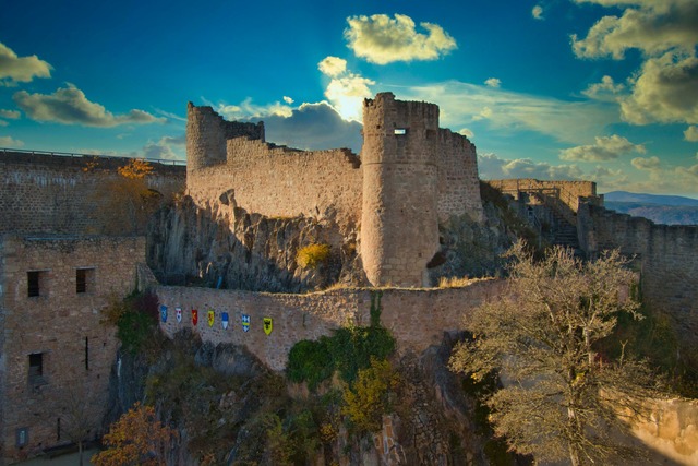 Von schweren Mauern umgeben: die Hohlandsbourg | Foto: Tanja Voigt, stock.adobe.com Von schweren Mauern umgeben: die Hohlandsbourg | Foto: Tanja Voigt, stock.adobe.com