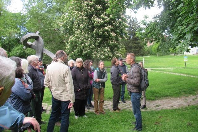 Baumexperte Thomas Bauknecht vermittelt sein Wissen bei einem Rundgang durch Offenburger Parks