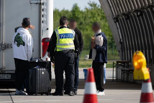 Verstrkte Grenzkontrollen laufen an - Kritik von Nachbarn