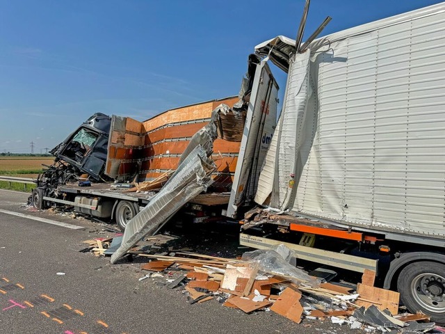 Unfall auf der Autobahn A5 bei Rust – die beiden beteiligten Fahrzeuge. | Foto: Einsatz-Report24 Unfall auf der Autobahn A5 bei Rust – die beiden beteiligten Fahrzeuge. | Foto: Einsatz-Report24