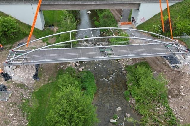 Die 50 Tonnen schwere Neuwiesenbrcke ist herbeigeschwebt und wurde in Gurtweil eingesetzt