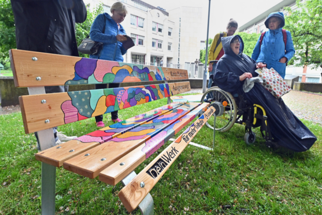 Wie bunte Bnke gegen Ausgrenzung zum Dialog ber Inklusion einladen sollen