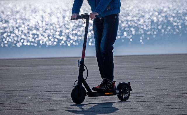 Die Fahrt mit einem gestohlenen E-Scoo...ährigen in Herbolzheim zum Verhängnis. | Foto: Jens Büttner (dpa) Die Fahrt mit einem gestohlenen E-Scoo...ährigen in Herbolzheim zum Verhängnis. | Foto: Jens Büttner (dpa)