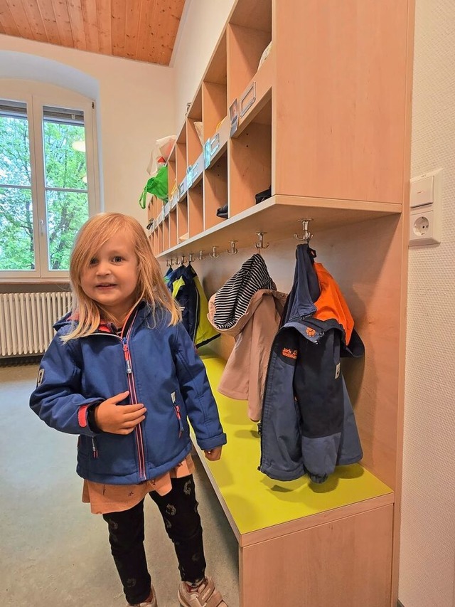 Die kleine Helena zeigt den Gsten, wo die Garderobe ist.  | Foto: Ralph Fautz